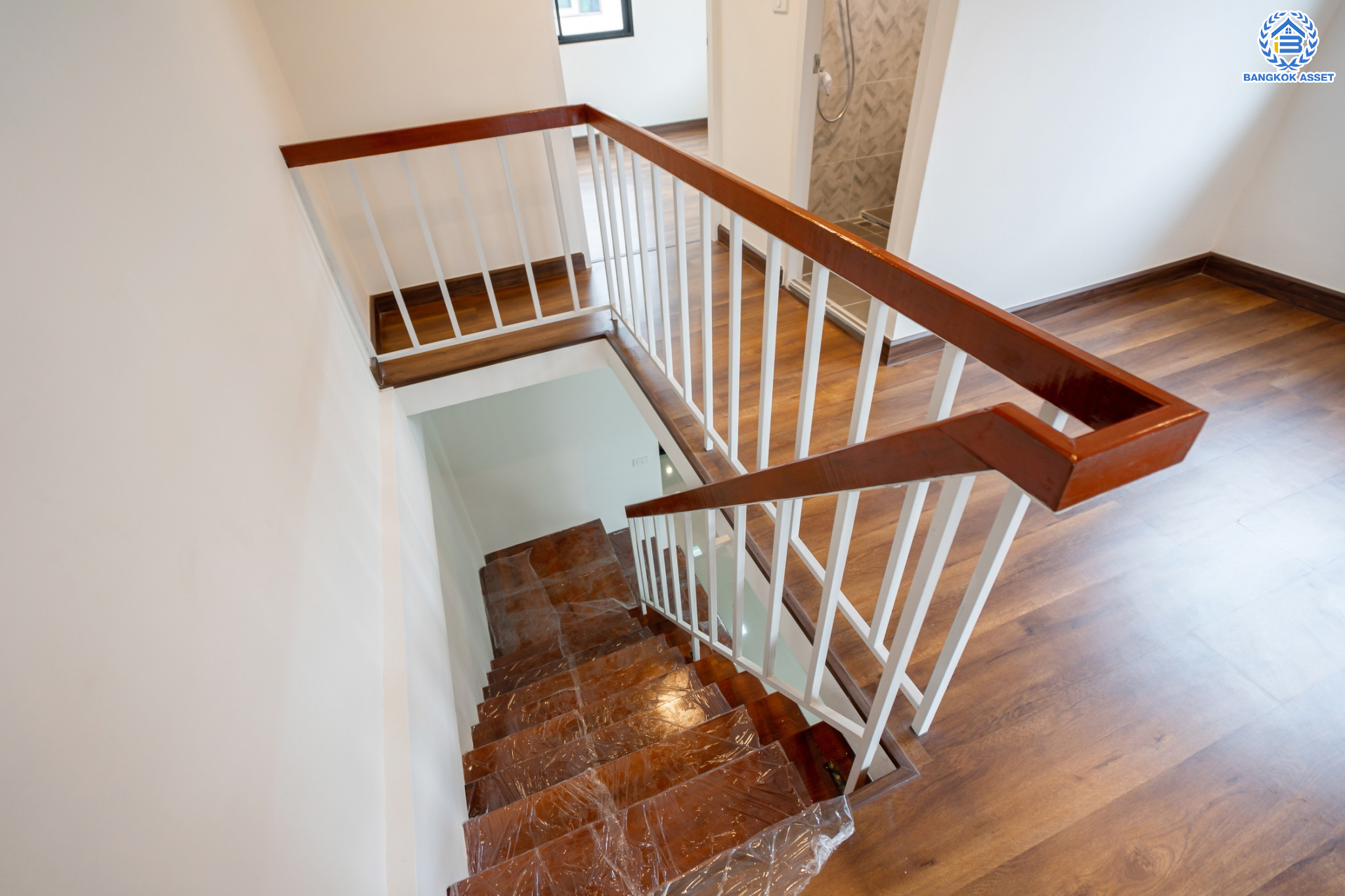 บ้านมืองสองตกแต่งใหม่ ม.พระปิ่น 2 บรมราชชนนี บ้านพร้อมอยู่ หลังใหญ่ บนเนื้อที่ 25.6 ตร.ว. ฟังก์ชัน 2 ห้องนอน 2 ห้องน้ำ 1 ที่จอดรถ บนทำเลศักยภาพ เดินทางสะดวก เชื่อมต่อถ.บรมราชชนนี, ถ.ศาลาธรรมสพ ใกล้ม.มหิดล และจุดขึ้นทางด่วน "ศรีรัช"